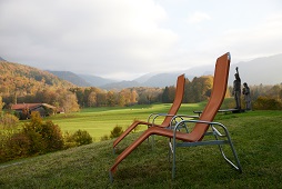 Unsere Sonnenliegen mit Aussicht auf das Bergpanorama  Unsere Sonnenliegen mit Aussicht auf das Bergpanorama